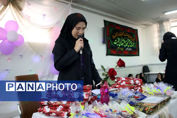 تقدیر از دانش آموزان برتر دبیرستان دخترانه سیداحمد فاتحی یک قم 