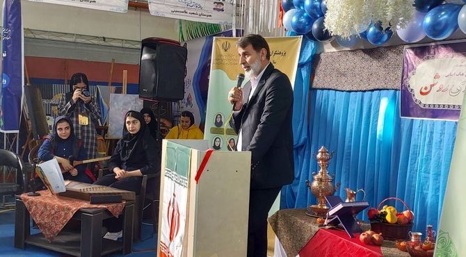 نمایشگاه هفته پژوهش در دبیرستان احمدی روشن شهرستان فردیس 