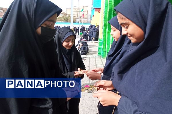 توزیع پاکت‌های امر به معروف و نهی از منکر در دبیرستان دخترانه دلیری