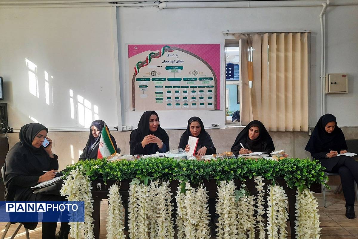 جلسه قطبی مدیران ابتدایی در دبستان شهید دکتر چمران ناحیه دو شهرری 