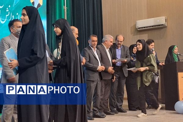 تجلیل از رتبه‌های برتر علمی فرزندان 