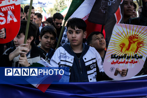 حضور پرشور دانش آموزان زنجانی در راهپیمایی ۱۳ آبان