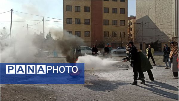 آموزش اطفای حریق به داوطلبان دوام ثامن منطقه ۱۲ مشهد