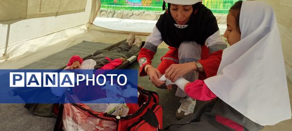 دانش‌آموزان دبستان دخترانه فرهنگیان با مهارت‌های اولیه امداد و نجات آشنا شدند
