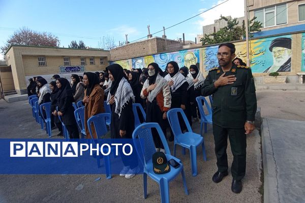 تجلیل از فرمانده واحد بسیج دانش‌آموزی دبیرستان فرزانگان قوچان 