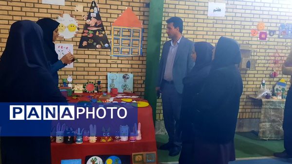 بازدید مدیر آموزش و ‌پرورش حاجی‌آباد از نمایشگاه خلاقیت‌های دانش‌آموزی دبستان استقلال  