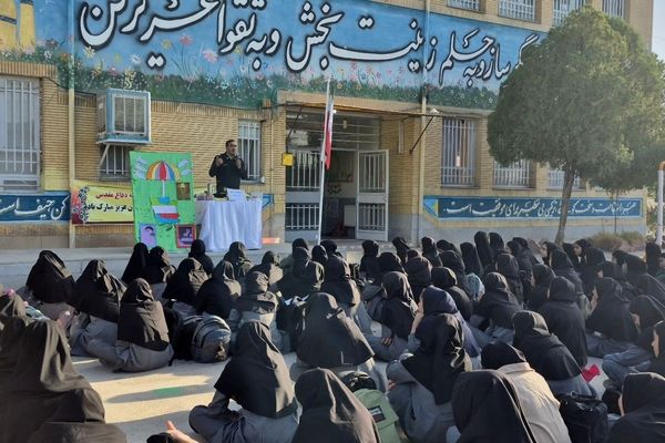 گرامیداشت هفته پدافند غیرعامل در مدرسه زنده جانی شهرستان کاشمر 