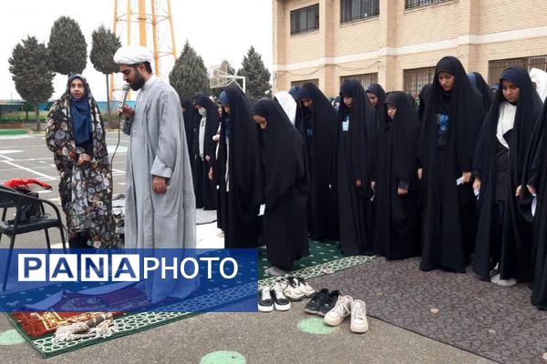  نماز باران در مدرسه جنت با حضور جمعی دانش‌آموزان