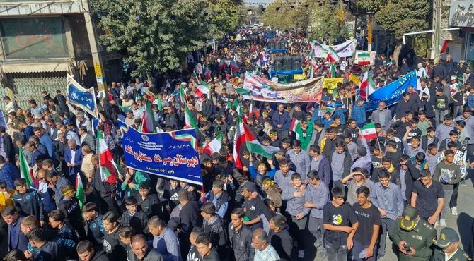 نمایش شور و بصیرت دانش‌آموزان ورامین در مراسم روز دانش‌آموز