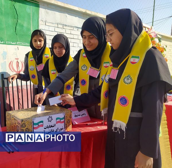انتخابات شورای دانش آموزی در دبیرستان دخترانه امید 