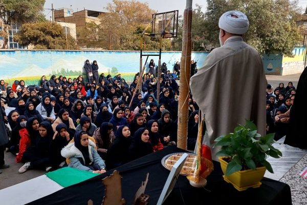 مراسم روز دانش‌آموز در دبیرستان هوشنگی