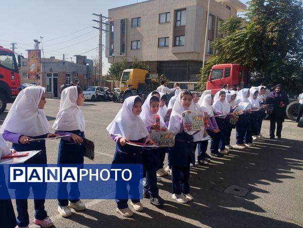 تقدیر دانش آموزان دبستان سرای دانش از قهرمانان بی ادعا در روز آتش نشانی