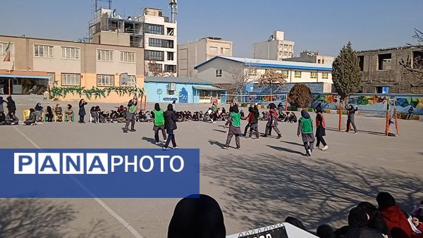 مسابقه هندبال به‌مناسبت دهه فجر در دبیرستان صدیقه 2 