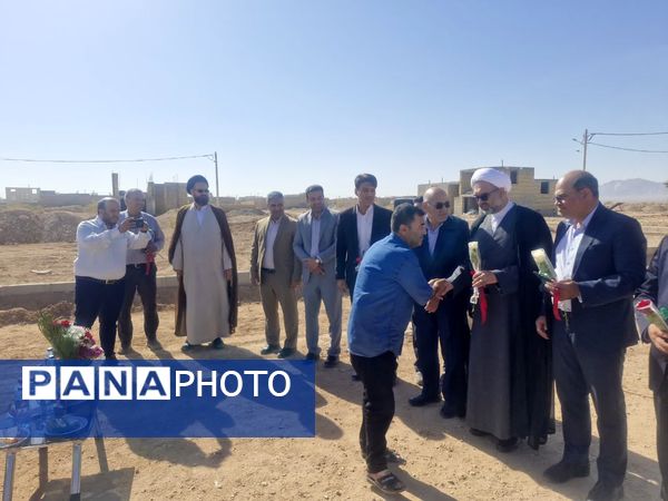 آیین کلنگ زنی پروژه آموزشی ۹ کلاسه هوشمند خیری روستای بهادران مهریز