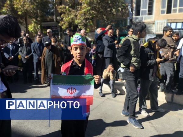 حماسه آفرینی پیشتازان دبستان شهید پسندیده فدافن در راهپیمایی ۱۳ آبان کاشمر