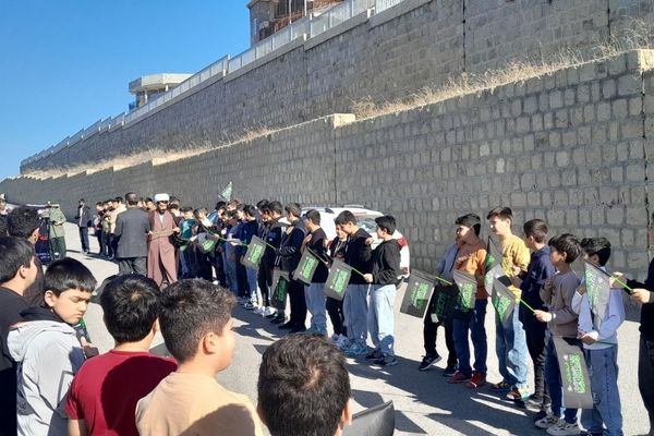 دانش‌ آموزان خداآفرین در سوگ مادرِ ایمان عزاداری خیابانی برپا کردند