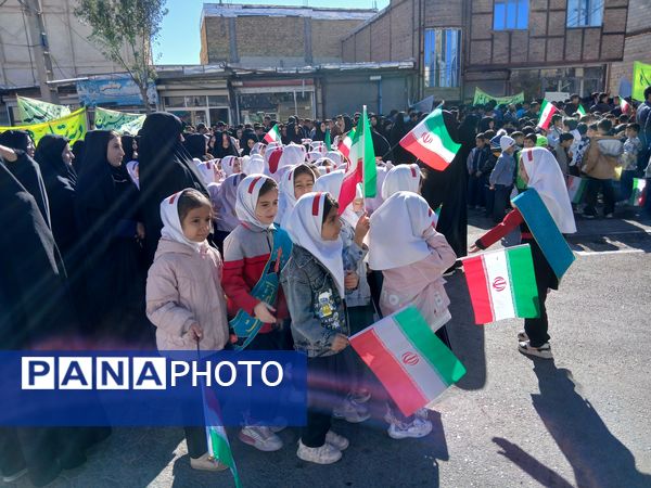 حضور پرشور فرهنگیان و دانش‌آموزان چاراویماق در یوم‌الله  ۱۳ آبان