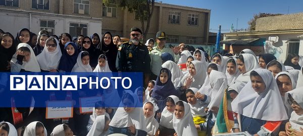 بازدید سبزپوشان نیروی انتظامی با دانش‌آموزان مدرسه ربابه هاشمیان یزدی