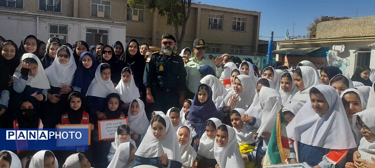 بازدید سبزپوشان نیروی انتظامی با دانشآموزان مدرسه ربابه هاشمیان یزدی