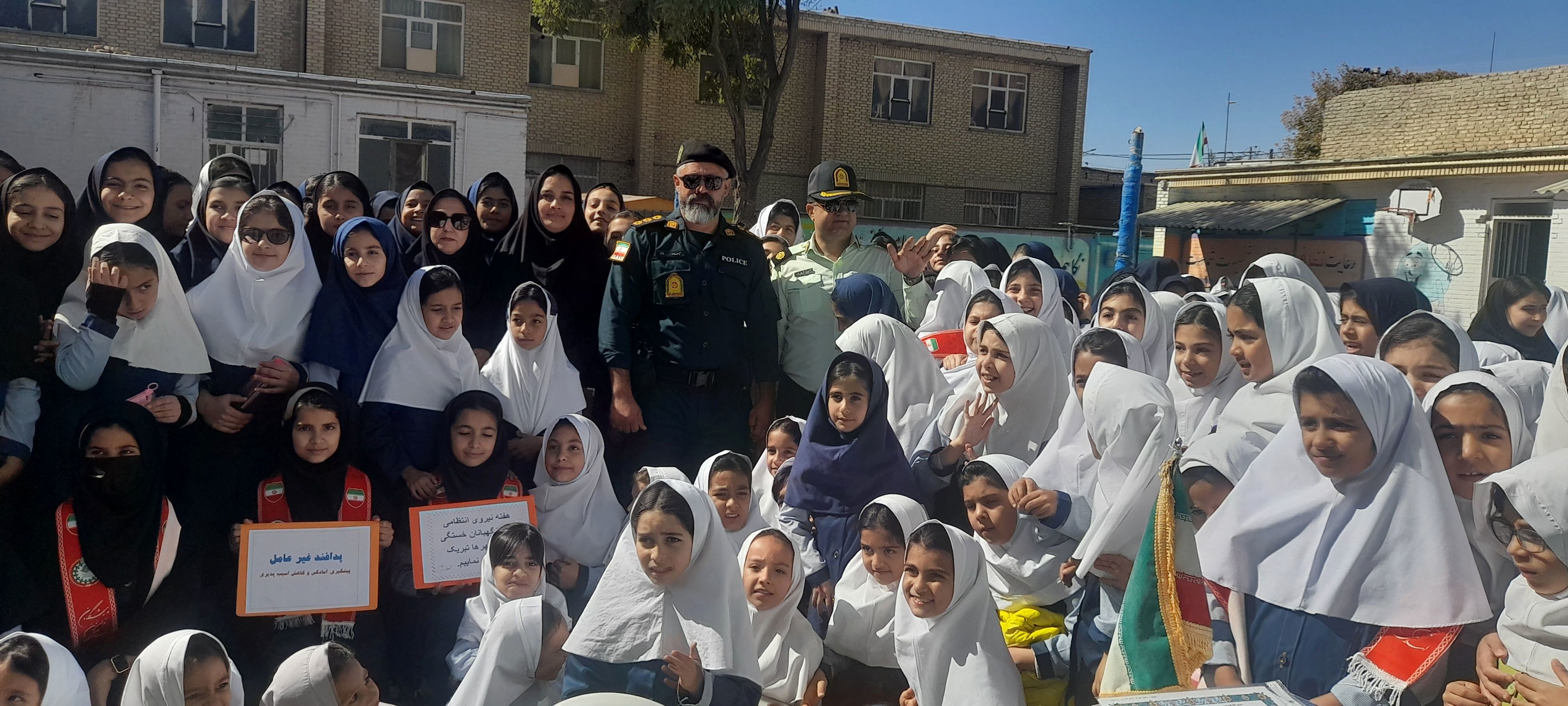 بازدید سبزپوشان نیروی انتظامی با دانش‌آموزان مدرسه ربابه هاشمیان یزدی