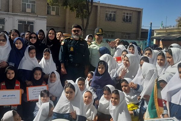 بازدید سبزپوشان نیروی انتظامی با دانش‌آموزان مدرسه ربابه هاشمیان یزدی