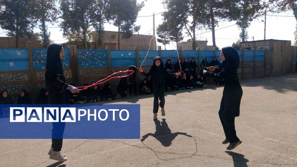 برگزاری المپیاد ورزشی در دبیرستان زنده یاد رقیه مظفری نیا