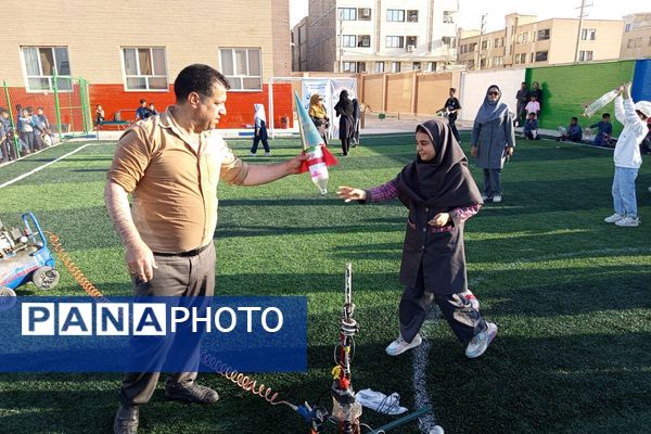 هیجان پرتاب موشک آبی در هفته هوافضا با حضور دانش‌آموزان در پژوهشسرای خواجه نصیرالدین طوسی