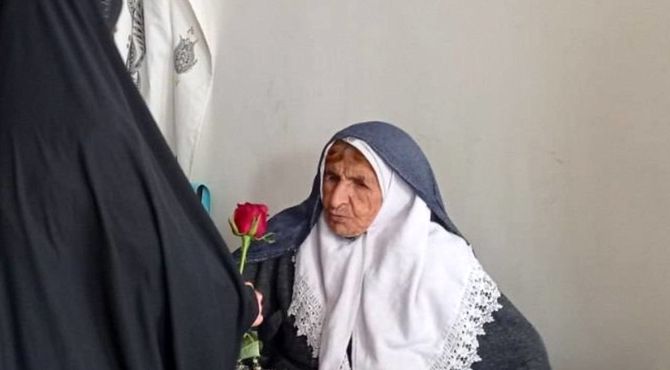 دانش‌آموزان مدرسه فاطمه پاپلی پای روایت مادر شهید منصور رعیتی نشستند