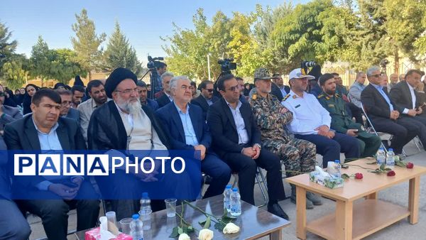 نواختن زنگ استانی مهر، ایثار و مقاومت در مدرسه نمونه دولتی ۹ دی به مناسبت آغاز سال تحصیلی و هفته دفاع مقدس