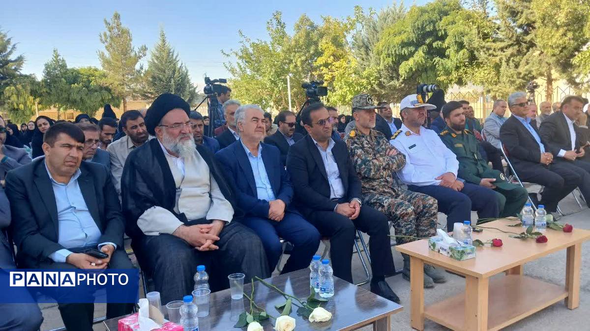 نواختن زنگ استانی مهر، ایثار و مقاومت در مدرسه نمونه دولتی ۹ دی به مناسبت آغاز سال تحصیلی و هفته دفاع مقدس