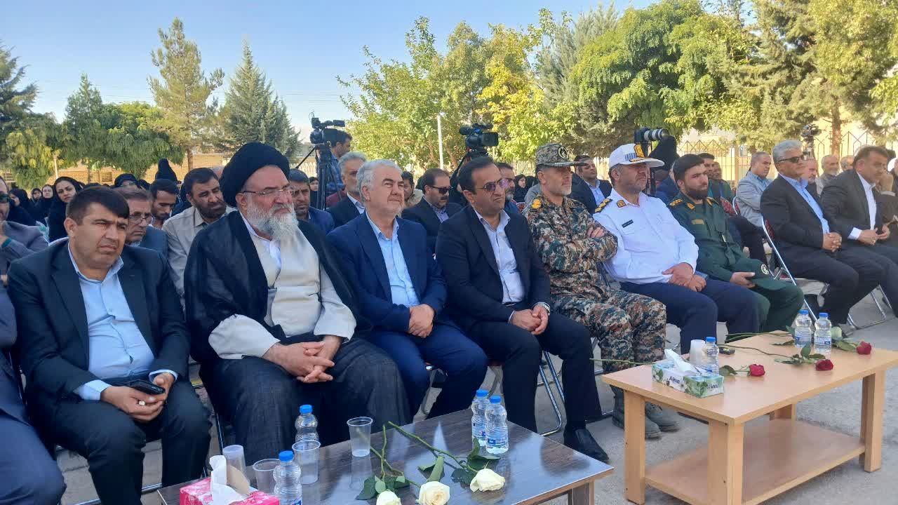نواختن زنگ استانی مهر، ایثار و مقاومت در مدرسه نمونه دولتی ۹ دی به مناسبت آغاز سال تحصیلی و هفته دفاع مقدس