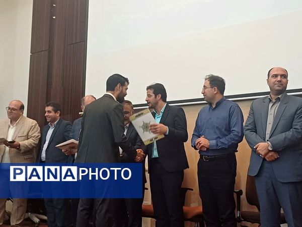 تجلیل از اصحاب رسانه توسط فرماندار و شهرداری‌های برخوار در سالن فرمانداری برخوار 