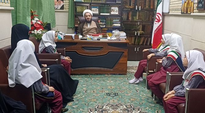 دیدار دانش‌آموزان دبستان ستایش با امام جمعه شهر اندیشه 