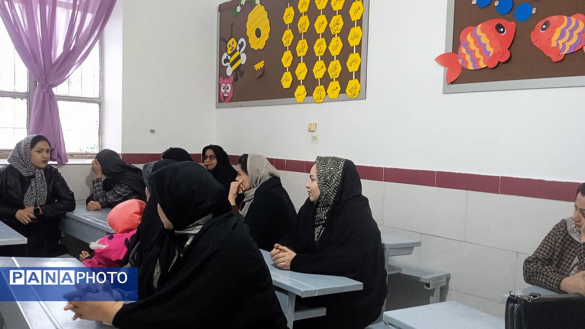 جلسه انجمن اولیا و ارائه کارنامه های هشدار به والدین در مدرسه شهید نجفی فدافن