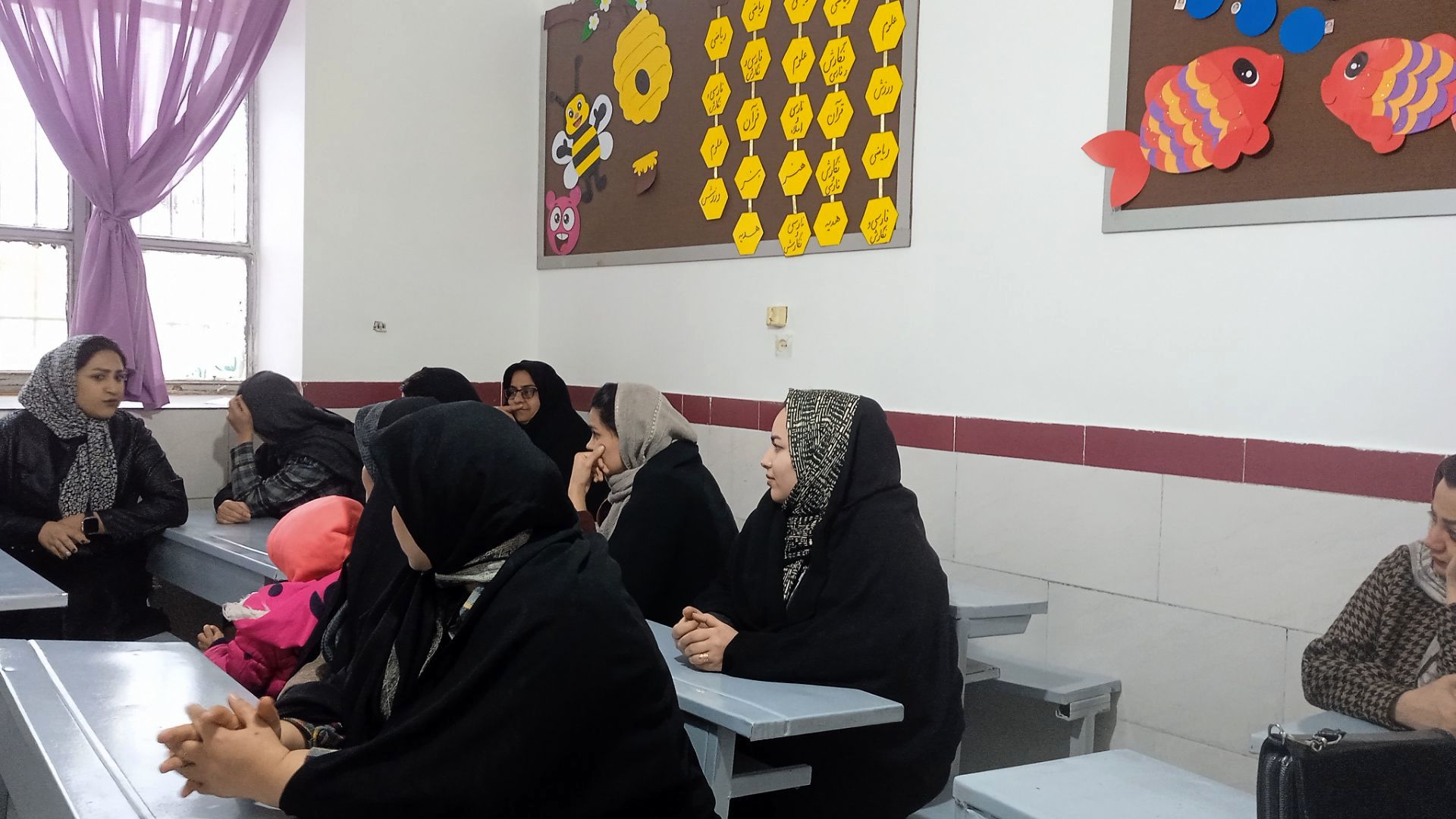 جلسه انجمن اولیا و ارائه کارنامه های هشدار به والدین در مدرسه شهید نجفی فدافن