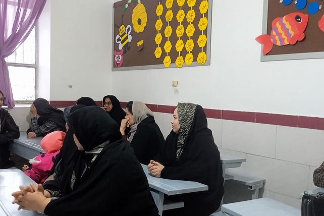 جلسه انجمن اولیا و ارائه کارنامه های هشدار به والدین در مدرسه شهید نجفی فدافن