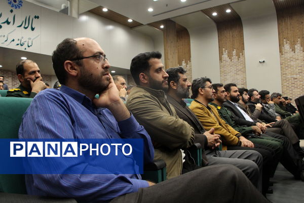 نشست بررسی کتاب همسفر آتش و برف یزد