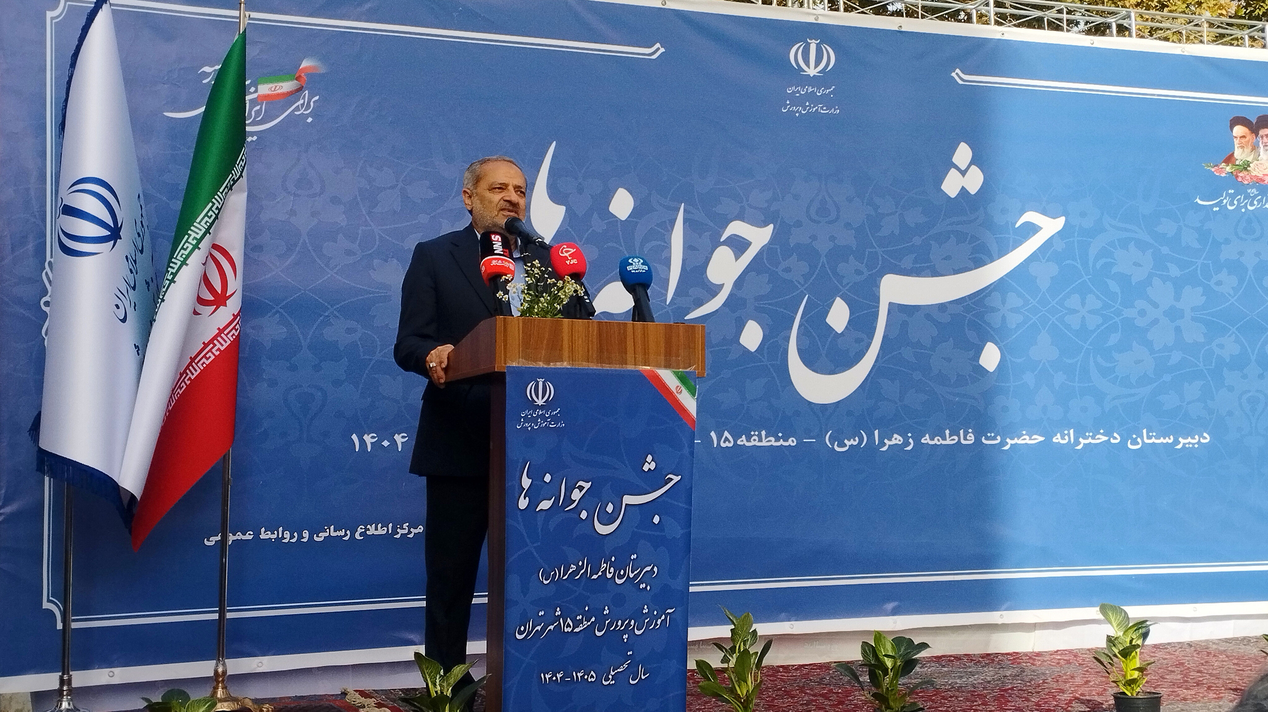 از ایران جان‌مان ‌با تمام وجود‌ در همه عرصه‌ها دفاع کنیم/ دانش‌آموزان برای ارتقای توانمندی‌های ایران تلاش کنند