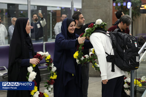 بازگشت طلایی‌پوشان بلندقامت دانش‌آموز ایران با کاپ قهرمانی
