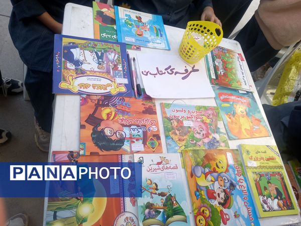 جشن هفته  کتاب خوانی در دبستان فرهنگ فرازمند