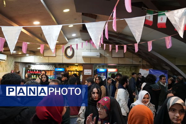 روز چهارم اکران فیلم های جشنواره فجر  در نصف جهان