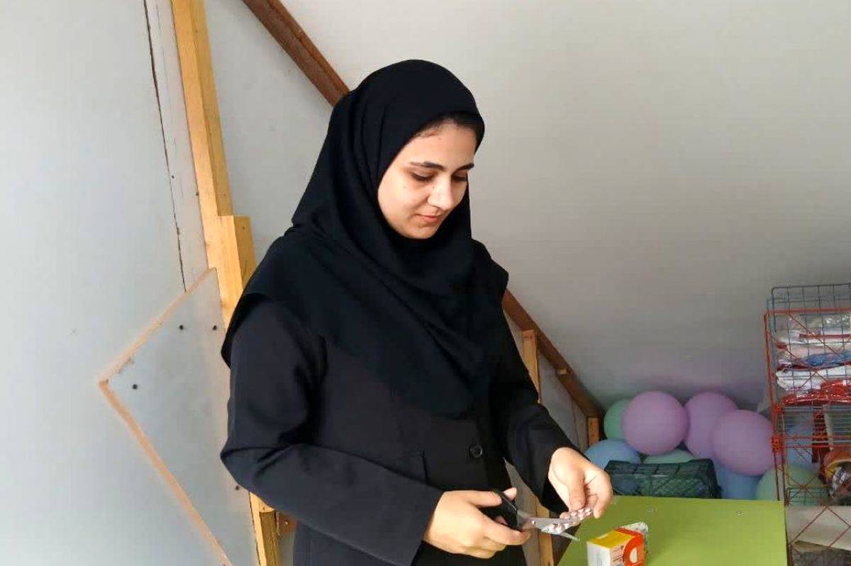 مکمل‌های دی و آهن در دبیرستان اندیشه‌نفیس میان دانش‌آموزان توزیع شد