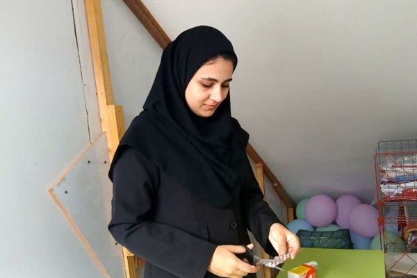 مکمل‌های دی و آهن در دبیرستان اندیشه‌نفیس میان دانش‌آموزان توزیع شد