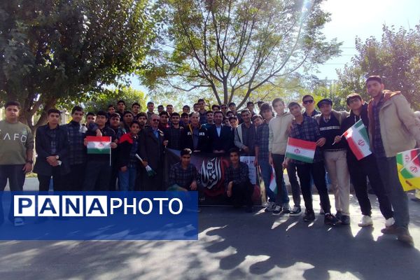 حضور دانش‌آموزان مدرسه نمونه‌‍دولتی استاد مطهری در راهپیمایی ۱۳ آبان