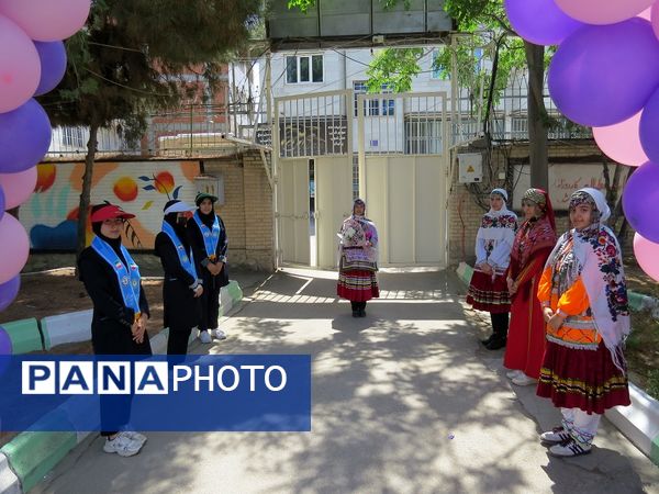 بازدید مشاور وزیر آموزش و پرورش در امور زنان از دست‌سازه‌های دانش‌آموزان دبیرستان 22 بجنورد