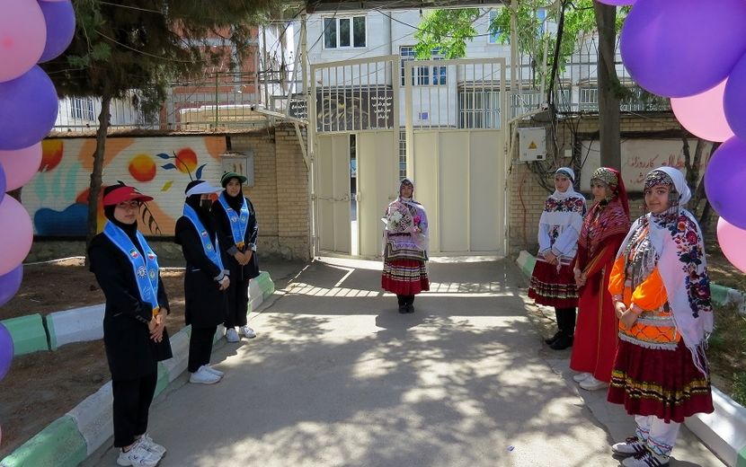بازدید مشاور وزیر آموزش و پرورش در امور زنان از دست‌سازه‌های دانش‌آموزان دبیرستان 22 بجنورد