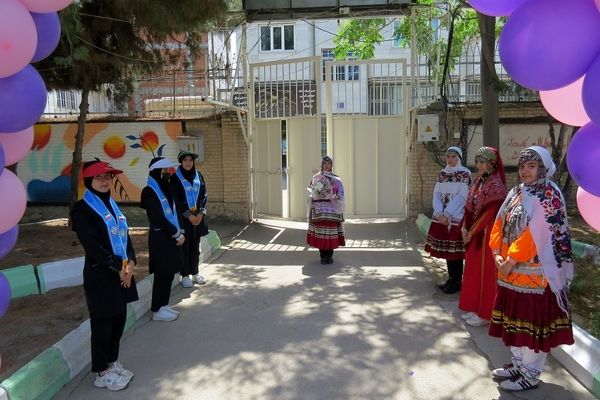 بازدید مشاور وزیر آموزش و پرورش در امور زنان از دست‌سازه‌های دانش‌آموزان دبیرستان 22 بجنورد