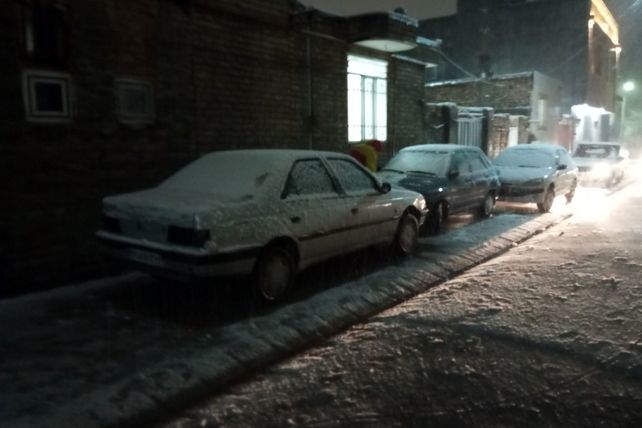 گذری بر دقایق اول بارش برف پاییزی در نیشابور 