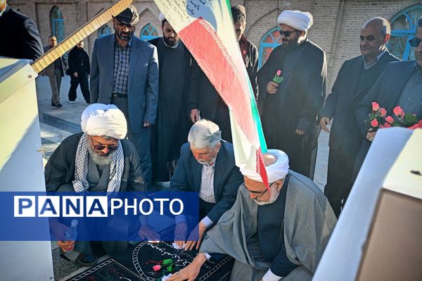 وزیر فرهنگ و ارشاد اسلامی غبار از مزار شهدای امامزاده سید حمزه کاشمر برداشت