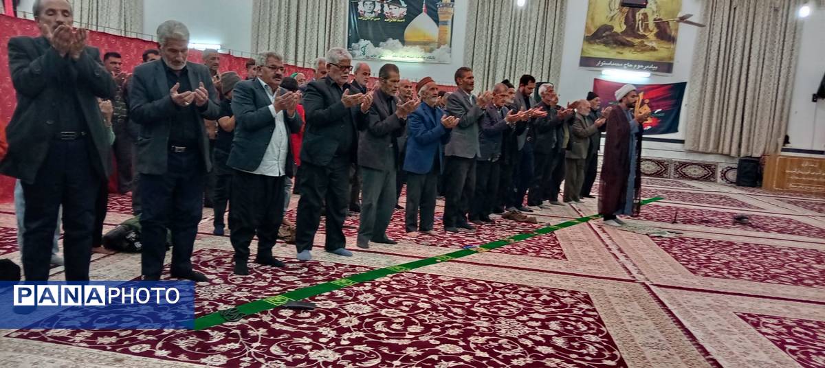 نماز جماعت در شب عزاداری شهادت حضرت فاطمه زهرا(س) در روستای نقاب